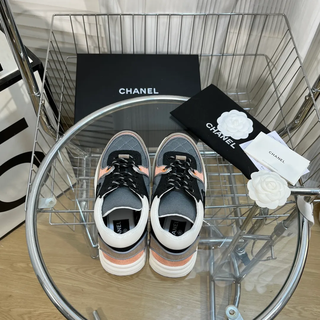 👟👟Ex-factory price 560👟👟 Chanel Chanel - 2022 counter top casual sports shoes This classic design; the upper is electro-embroidered with a variety of techniques; the outsole is fashionable and sporty; it is unusual to incorporate a variety of color matching elements... The diversified mix and match is very good-looking and versatile, casual, fashionable, sports and outdoor can be taken into account... ꫛꫀꪝ Go➫ Material: ❶Upper is made of: Original imported high mercerized smooth cow suede + electric embroidery technology + imported breathable mesh ❷Inner use: original imported breathable mesh ❸Outsole based on: original TPU combination outsole Counter boutique packaging complete set for women 35–42 men 38–46